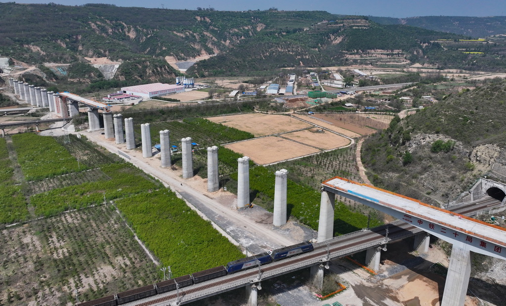 陕西洛川：黄土高原筑路忙