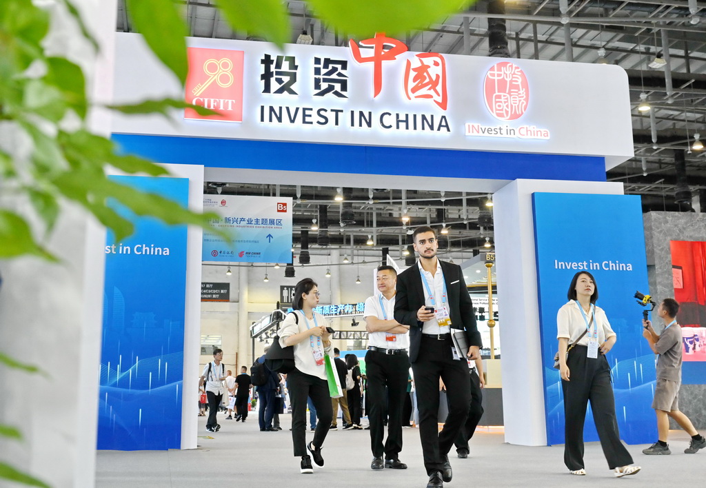 9月8日，客商在第二十四届中国国际投资贸易洽谈会“投资中国”对接专区参观。新华社记者 林善传 摄