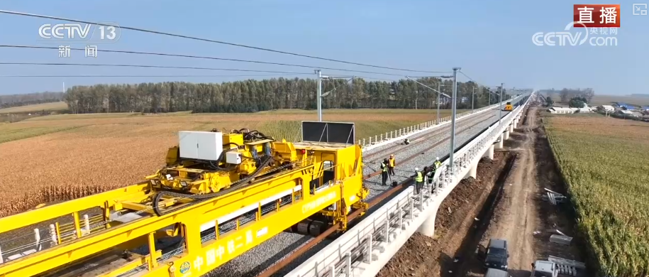 建设者假日坚守岗位 重大工程建设“进度条”不断刷新