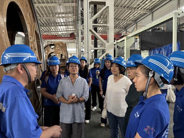 奔赴田野 触摸基层